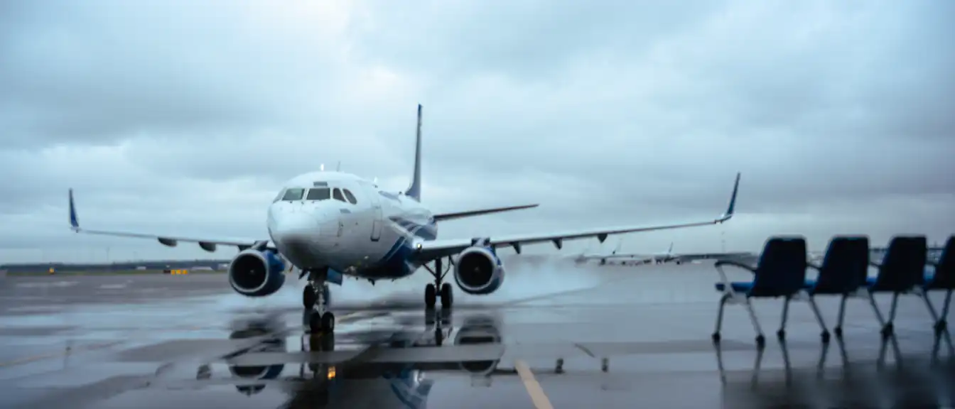 Экипаж самолета Bombardier Dash 8-400 принял решение о возвращении в Благовещенск во время рейса в Зею