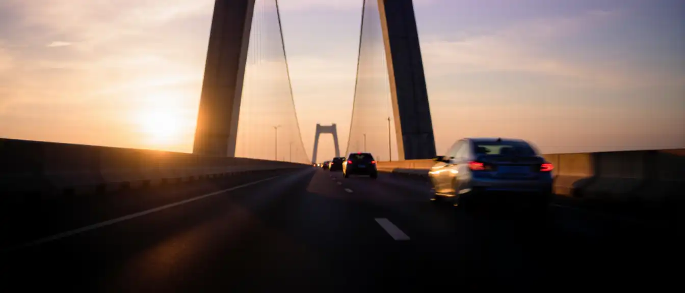 Крымский мост снова открыли для проезда автомобилей после кратковременного перекрытия