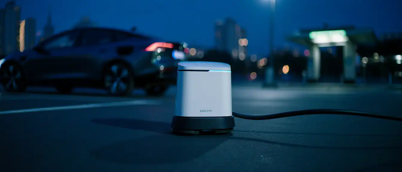 Москва внедряет беспилотные технологии: на парковке у метро Маяковская тестируют мобильную роботизированную зарядку для электрокаров