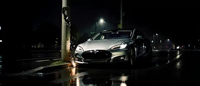 Роковая ошибка на улице Калинина: в центре Энгельса Tesla протаранила опору ЛЭП, унеся жизнь человека