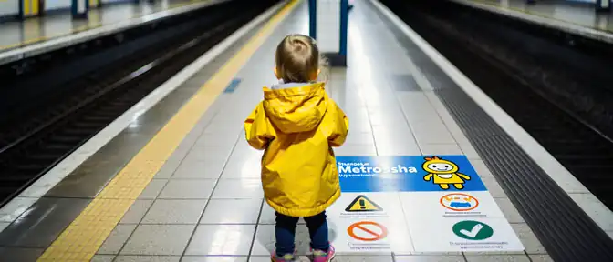 Уроки безопасности от Метроши: как в московском метро учат детей правилам поведения