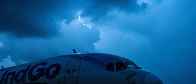 Безопасная посадка самолета авиакомпании IndiGo после удара молнии в небе над Индией