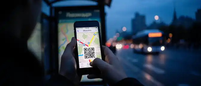 Цифровые подсказки на остановках: как московские QR-коды научились прокладывать маршруты