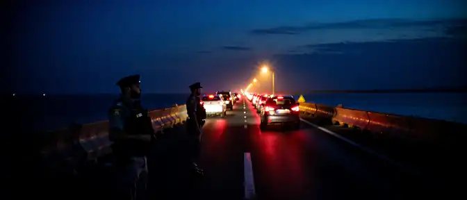 Перебои на Крымском мосту: движение перекрыто из-за усиления мер безопасности