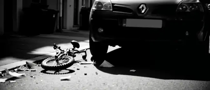 ДТП во дворе омского дома: автомобиль протаранил велосипед с детьми