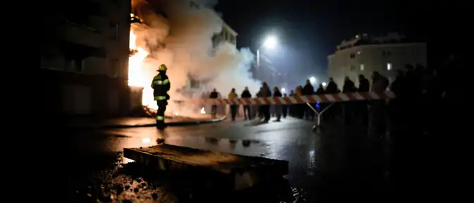 Движение транспорта по участку Погодинской улицы в Москве ограничено из-за возгорания в жилом здании