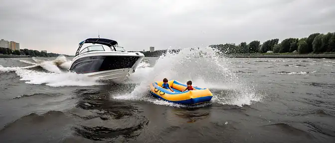 Опасный маневр на воде: в Ленинградской области катер протаранил детский матрас