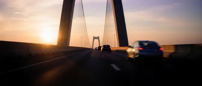 Крымский мост снова открыли для проезда автомобилей после кратковременного перекрытия