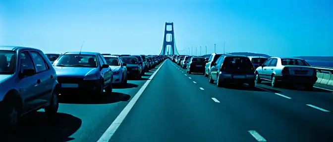 Очередь из более чем 600 автомобилей образовалась на подъездах к Крымскому мосту