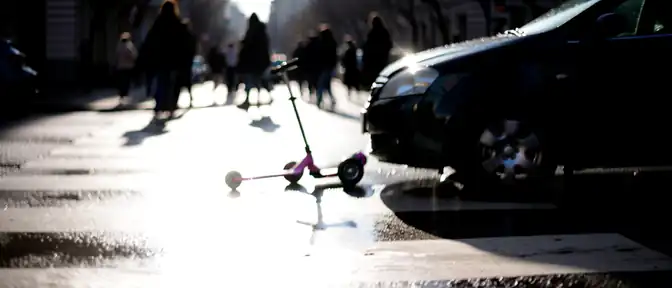 Трагедия на перекрестке в Ярославле: автомобиль сбил ребенка на самокате
