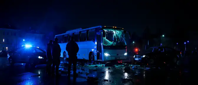 Трое пострадавших, включая ребенка, госпитализированы после столкновения автобуса с автомобилем в Красноуфимске